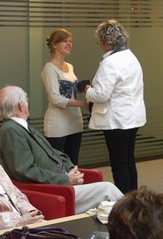 Christine Apler nahm den Literaturpflasterstein von Jutta Plaschke entgegen. (SZ-Foto: Dr. Volker Gastreich)