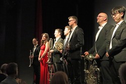 Nach dem Konzert nahmen die Musiker des Blechbläserquintetts „philSW5“, die Sängerin Jana Marie Gropp und Schlagezeuger Seungbum Kang die stehenden Ovationen des Publikums gern entgegen. (Foto: Jens Gesper)