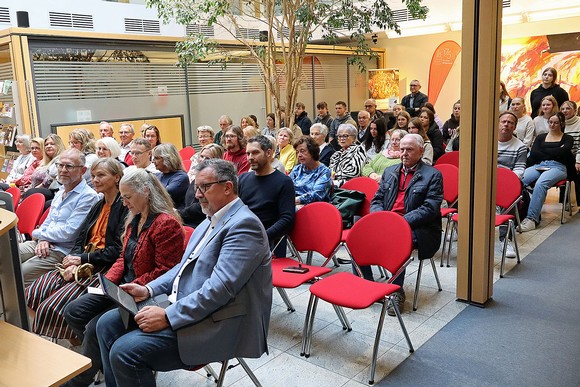 60 Besucherinnen und Besucher waren bei der Foto-Ausstellungs-Eröffnung auf dem Literaturpflaster in der Sparkasse Wittgenstein in Bad Berleburg dabei. (Foto: Jens Gesper)