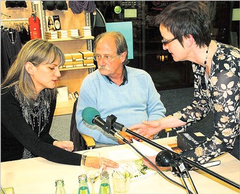 Nach der Lesung im Sanitätshaus Kienzle schloss sich eine Autogrammstunde mit dem Autor Raúl Argemí und seiner Übersetzerin Susanna Mende (l.) an. (SZ-Foto: Guido Schneider)