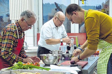 In drei Kochgruppen aufgeteilt, bereiteten die Teilnehmer des Kochkurses Vorspeise, Hauptgang und Dessert zu – allesamt Klassiker der französischen Küche.(SZ-Foto: Janina Althaus)