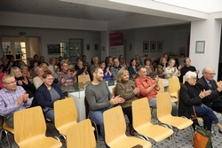Nach der Lesung von Jose Dalisay im Foyer der EJOT-Holding im Berleburger Herrengarten applaudierten 60 Zuhörende dem philippinischen Schriftsteller begeistert.