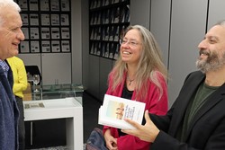 Gern signierte Gianni Solla nach der Lesung seine Romane und kam dabei auf dem Literaturpflaster auch mich den Besucherinnen und Besuchern noch ins Gespräch. (Foto: Jens Gesper)