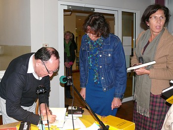 Der argentinische Krimiautor Ernesto Mallo signierte nach der Lesung bereitwillig Bücher. (WP-Foto: Christiane Weinhold)