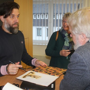 Bei der Ausstellungs-Eröffnung mit Zeichnungen von Maja Kastelic in der Berleburger Volksbank war Žiga Gombač ebenfalls zu Gast - und kam auch mal mit Großen ins Gespräch über das gemeinsame Bilderbuch 'Adam und seine Tuba'. (Foto: Jens Gesper)