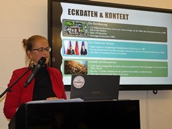 Zunächst lieferte Hannah Wolf vom Philippinenbüro in Köln Eckdaten und Kontext für ihren Vortrag.