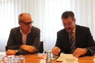 Pressekonferenz am 24.08.2016: Andreas Wolf (EJOT) und Bernd Fuhrmann (Bürgermeister der Stadt Bad Berleburg) im Gespräch; Foto: Rikarde Riedesel