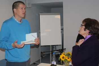 Nach der Lesung im Abenteuerdorf gab es für die Zuhörenden noch die Möglichkeit, mit Goran Vojnović ins Gespräch zu kommen und sich den Roman von ihm signieren zu lassen. (Foto: Jens Gesper)