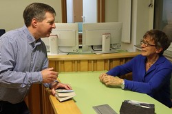 Nachdem Berleburgs Amtsgerichtsdirektor Olaf Wunderlich als Hausherr des Veranstaltungsortes einen Literaturpflasterstein erhalten und sich als Krimi-Leser eine Widmung für sein Buch geholt hatte, kam er mit der Bestseller-Autorin Gisa Pauly noch ins Gespräch. (Foto: Jens Gesper)