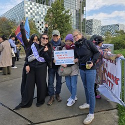 Hannah Wolf vom Philippinenbüro besuchte vor Kurzem mit Siegfred und Cynthia Deduro, die zuvor schon beim Literaturpflaster waren, Den Haag, um beim Internationalen Strafgerichtshof dafür zu demonstrieren, dass der Prozess gegen den früheren philippinischen Präsidenten Rodrigo Duterte endlich beginnt. (Foto: Philippinenbüro)
