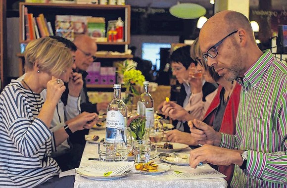 Die Gäste der Käseverkostung im Rahmen des Literaturpflasters genossen die Köstlichkeiten, garniert mit Wissenswertem rund um die Spezialitäten. (SZ-Foto: Guido Schneider)