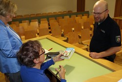 Gern gab die Bestseller-Autorin Gisa Pauly nach ihrer Literaturpflaster-Lesung im Berleburger Amtsgericht noch reichlich Autogramme. (Foto: Jens Gesper)