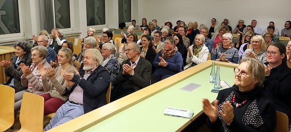 70 Zuhörerinnen und Zuhörer hatten sich auf den Weg zur Krimi-Lesung ins Berleburger Amtsgericht gemacht - und waren durch die Bank weg begeistert. (Foto: Jens Gesper)