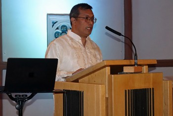 Prof. Dr. Dennis Solon sprach im traditionellen Barong - hergestellt aus gewebten Ananas- oder Bananenfasern - auf dem Berleburger Literaturpflaster über „Menschenwürde und Kirche am Beispiel der Philippinen“.