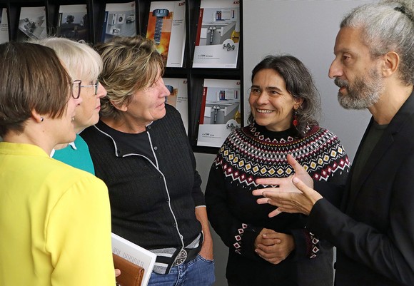 Beim Berleburger Literaturpflaster traf Gianni Solla auf Siegerländerinnen aus Volkshochschul-Kursen. (Foto: Jens Gesper)