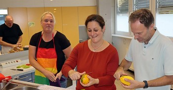 Es gab jetzt viel zu schälen und zu schnippeln beim ersten der beiden Volkshochschul-Kochkurse in der Berleburger Realschule zum Thema 'Adobo' auf dem Literaturpflaster 'Philippinen'. (Foto: Jens Gesper)