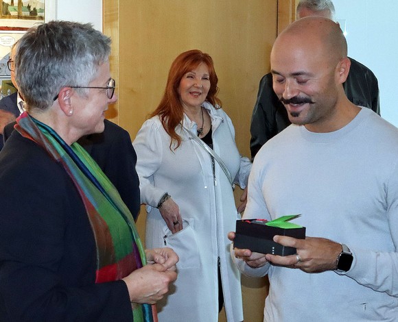 Susanne Halhuber, Fachbereichsleiterin 'Bürgerdienste' bei der Stadt Bad Berleburg, überreichte einen der begehrten Literaturpflastersteine an Lorenzo Coltellacci. (Foto: Jens Gesper)