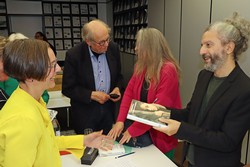 Gern signierte Gianni Solla nach der Lesung seine Romane und kam dabei auf dem Literaturpflaster auch mich den Besucherinnen und Besuchern noch ins Gespräch. (Foto: Jens Gesper)