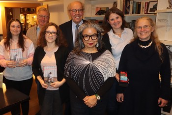 Die Buchhandlung MankelMuth bietet bei fast jeder Lesung einen Bücherstand an, das Hotel „Alte Schule“ sponsort sogar alle Übernachtungen der Autoren und Referenten. Das Literaturpflaster funktioniert nur durch dieses lokale Netzwerk. Auf dem Foto von links: Laura Drexler, Andreas Benkendorf, Valentina Engelhardt, Otto Marburger, Jessica Zafra, Silvia Köster-Benkendorf und Rikarde Riedesel.