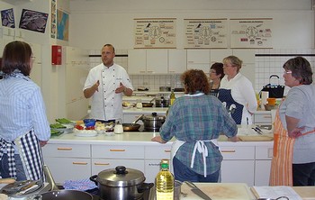 VHS-Cooking course by headchef Jörg Klein (Photo: VHS Siegen-Wittgenstein)