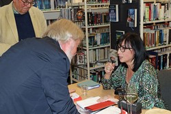 Nach der Literaturpflaster-Lesung kam Germana Fabiano (rechts) gern mit ihrem Berleburger Publikum in Kontakt, auch beim Signieren ihres Buches. (Foto: Jens Gesper)