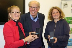 Bildungsreferentin Hannah Wolf (links) vom Kölner Philippinenbüro und Lea Burwitz, Projektmanagerin für Kommunale Entwicklungspolitik im Berleburger Rathaus, erhielten von Otto Marburger aus dem Organisations-Team die beliebten Literaturpflastersteine.