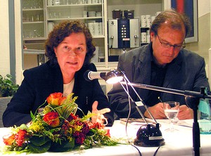 Maria Barbal stellte ihr Buch 'Wie ein Stein im Geröll' im Rahmen des Bad Berleburger Literaturpflasters vor. (WR-Bild: sk)
