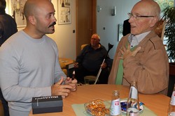 Lorenzo Coltellacci (links) kam mit den Besucherinnen und Besuchern der Ausstellungseröffnung in der Volksback Wittgenstein ins Gespräch. (Foto: Jens Gesper)