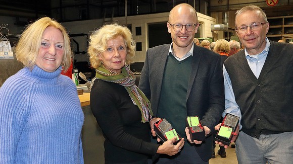 Ulla Belz freute sich als Teil des Literaturpflaster-Teams, die beliebten Literaturpflastersteine an Klaudia Ruschkowski, Andreas Kurth und Karsten Wolter (von links) zu überreichen. (Fotos: Jens Gesper)