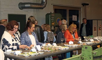 Wie schon im vergangenen Jahr hielt das Bildungszentrum Wittgenstein für die Literaturpflaster-Gäste ein ganz außergewöhnliches Ambiente fürs Essen bereit. (Foto: Veranstalter / Jens Gesper)