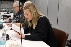 Madeleine Höfer aus dem Berleburger Literaturpflaster-Team las jetzt als deutsche Stimme Textstellen aus Jose Dalisays Roman „Killing time in a Warm Place“.