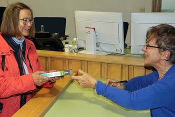 Literaturpflaster im Bad Berleburger Amtsgericht: Gisa Pauly liest aus ihrer Gaunerkomödien-Serie. (Foto: Jens Gesper)