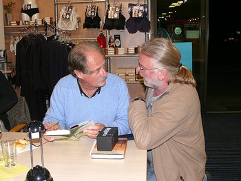 Raúl Argemí (l.) im Gespräch mit Gerd Gerhard, der selbst einige Jahre in Südamerika verbrachte. (WP-Foto: Christiane Weinhold)