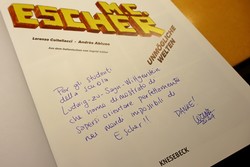 „Für die Schüler der Ludwig-zu-Sayn-Wittgenstein-Schule, die ihre Fähigkeit unter Beweis gestellt haben, sich in Eschers unmöglichen Welten perfekt zurechtzufinden“ - schrieb Lorenzo Coltellacci auf Italienisch als Widmung in das wunderbare Buch „M.C. Escher - Unmögliche Welten“. (Foto: Jens Gesper)