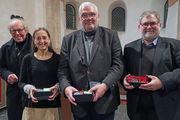 Aus den Händen von Otto Marburger erhielten Heike Dreisbach, Martin Bräuer und Dirk Spornhauer (v.l.) jeweils einen der beliebten Berleburger Literaturpflastersteine. (Foto: Jens Gesper)