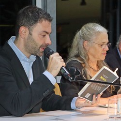 Wegen des wunderbaren Klangs seiner Muttersprache las Maurizio Fiorino ein Stückchen seines Romans „Macello“ im italienischen Original vor. (Foto: Jens Gesper)