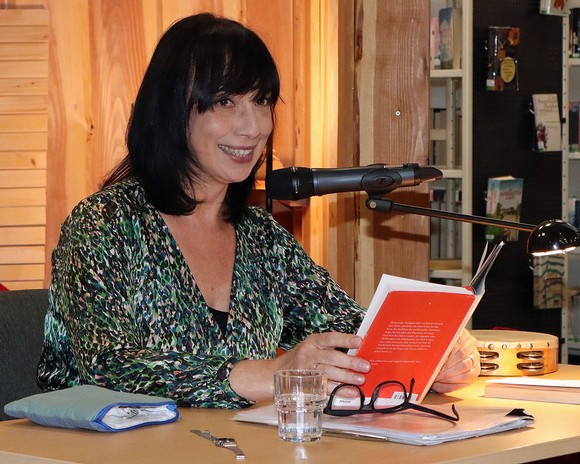 Germana Fabiano aus Tübingen nahm ihr Publikum im 'Dritten Ort', der Berleburger Bücherei der Zukunft, mit auf eine Reise in ihre alte Heimat Sizilien. (Foto: Jens Gesper)