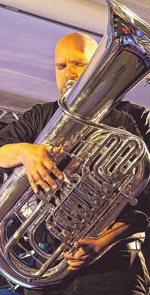 Tuba und zarte Töne? Geht! Attila Benkö kann alle musikalischen Facetten. (SZ-Foto: Sarah Benscheidt)