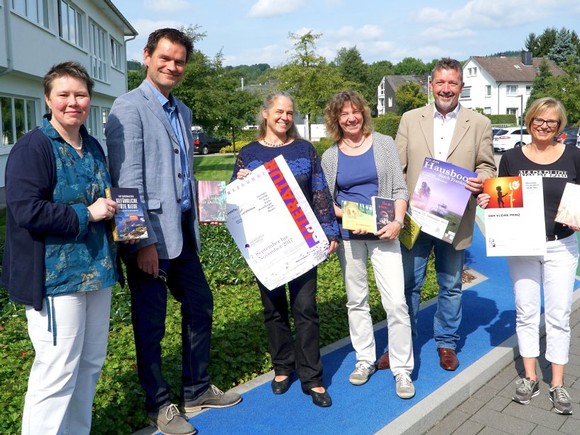 Die Initiatoren, mit dem Buch in der Hand: Das 24. Literaturpflaster widmet sich der französischen Gegenwartsliteratur und begrüßt dazu bekannte Autoren in Bad Berleburg. (WP-Foto: Marcel Krombusch)