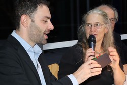 Interessiert nahm Maurizio Fiorino aus den Händen von Rikarde Riedesel nach der Lesung, in deren Mittelpunkt sein Roman „K.O.“ stand, einen Literaturpflasterstein entgegen. (Foto: Jens Gesper)