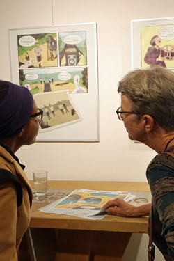 Nach der Ausstellungseröffnung in der Volksback Wittgenstein flanierten die Besucherinnen und Besucher durch Eschers unmöglich Welten – und kamen dabei ins Gespräch und ins Nachdenken. (Foto: Jens Gesper)