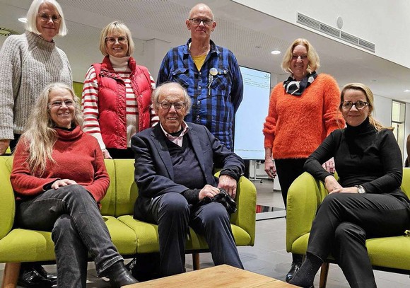 Rikarde Riedesel (vorn l.) kann als Organisationsleiterin des Literaturpflasters auf ein engagiertes Team setzen (v.l.): Christiane Biechele, Bettina Born, Otto Marburger, Jens Gesper, Ursula Belz und Jenny Henk. (Foto: Claudia Irle-Utsch)