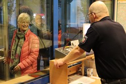 Wie immer stand auch in diesem Jahr vor der Literaturpflaster-Lesung im Berleburger Amtsgericht für Alle der Gang durch die Sicherheits-Schleuse, wo die Gründe fürs Piepen der Anlage genau geklärt wurden und Handtaschen durch einen kleinen Gepäck-Scanner mussten. (Foto: Jens Gesper)