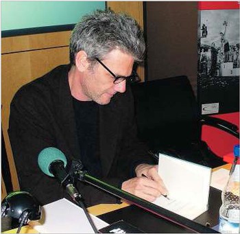 Im Anschluss an die Lesung signierte Alan Paul seine Bücher. (WP-Foto: Karin Masannek)