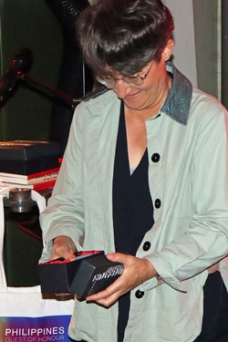 Interessiert packte Annette Hug ihren Literaturpflasterstein im Bildungszentrum Wittgenstein aus.