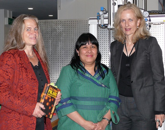 Die indonesische Autorin Leila S. Chudori (Mitte) kam gerne nach Bad Berleburg. Begleitet wurde sie von ihrer deutschen Verlegerin Barbara Weidle (r.) und der Kustodin der Stadt Berleburg Rikarde Riedesel. (WP-Foto: Christiane Sandkuhl)