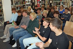 Mit Applaus begrüßten Schülerinnen und Schüler des Johannes-Althusius-Gymnasiums den italienischen Schriftsteller Gabriele Clima bei einer seiner Lesungen in der Berleburger Stadtbücherei. (Foto: Jens Gesper)