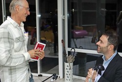 Gern signierte Maurizio Fiorino für die Besucherinnen und Besucher des Berleburger Literaturpflasters seinen Roman „K.O.“. (Foto: Jens Gesper)