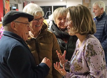 Auch nach der Veranstaltung gab es beim Bad Berleburger Literaturpflaster noch reichlich Gelegenheit, mit Maddalena Vaglio Tanet ins Gespräch zu kommen. (Foto: Jens Gesper)