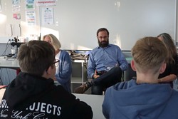 Kommunizieren gehe über die Sprache, aber auch über die Augen - und so nahm Gabriele Clima auch bei seinen Ausführungen in der Berleburger Realschule immer wieder Blickkontakt mit den Zuhörenden auf. (Foto: Jens Gesper)